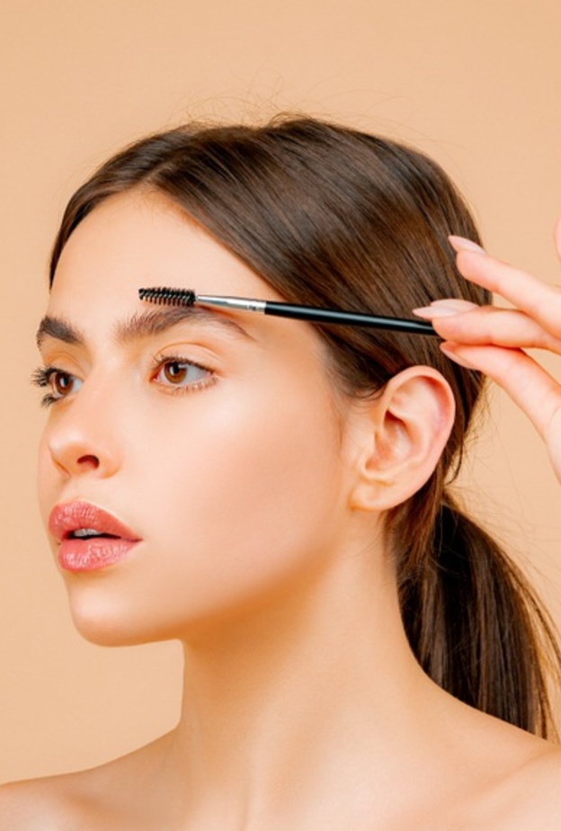  أسباب تساقط شعر الحواجب