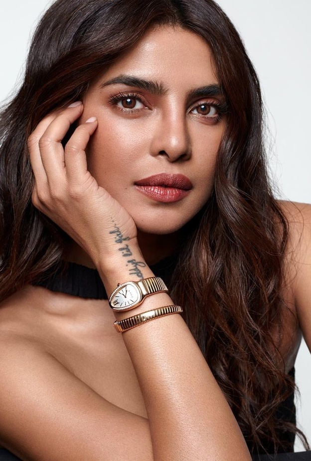 اجدد اطلالات بريانكا شوبرا الجمالية بالمكياج البرونزي