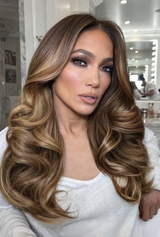  اطلالات جينيفر لوبيز ساحرة برسمات المكياج القوي