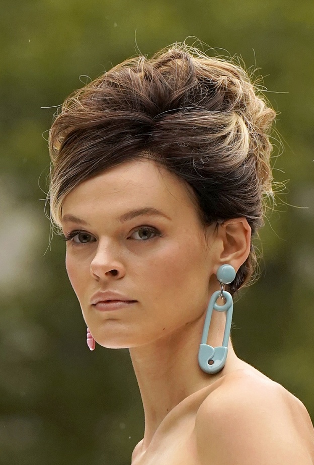  تسريحات شعر عصرية مع الرفعة العالية والمبعثرة من دار Moschino