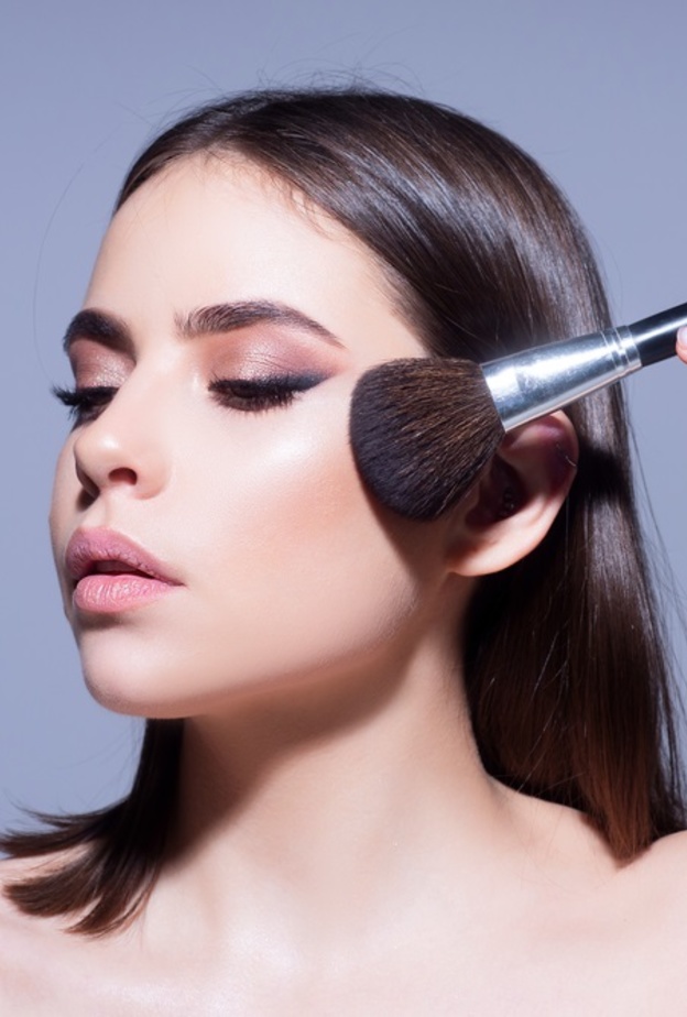 طريقة وضع البلاشر حسب شكل وجهك والدرجة المناسبة لكل بشرة