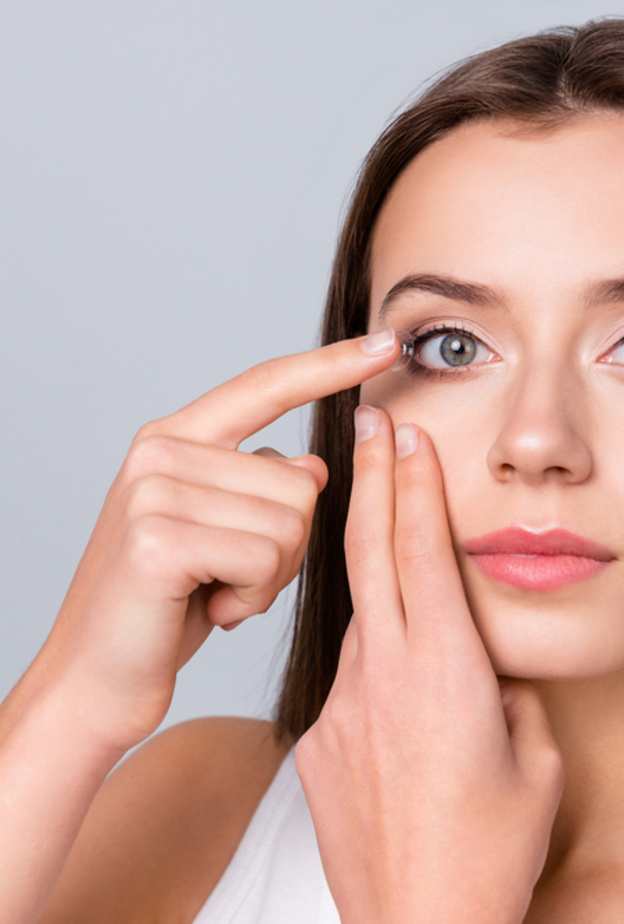 أهم النصائح عند استخدام العدسات اللاصقة ووضع المكياج