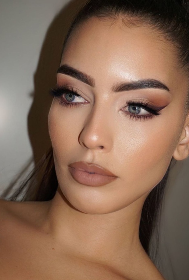 خطوات رسم الآيلاينر بسرعة من حساب Daphne على انستغرام