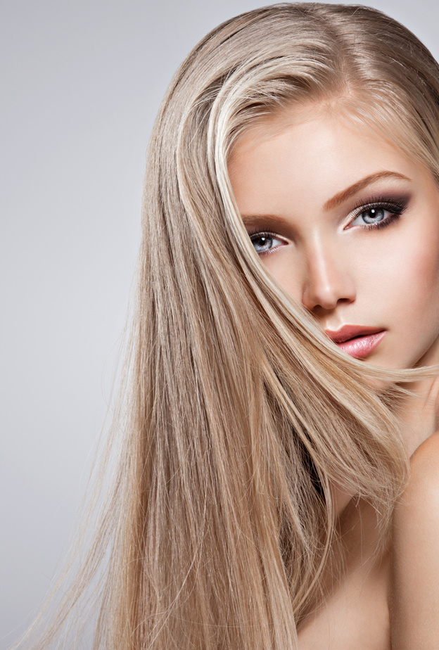 طرق تفتيح لون الشعر بأكياس البابونج في المنزل وأهم فوائده