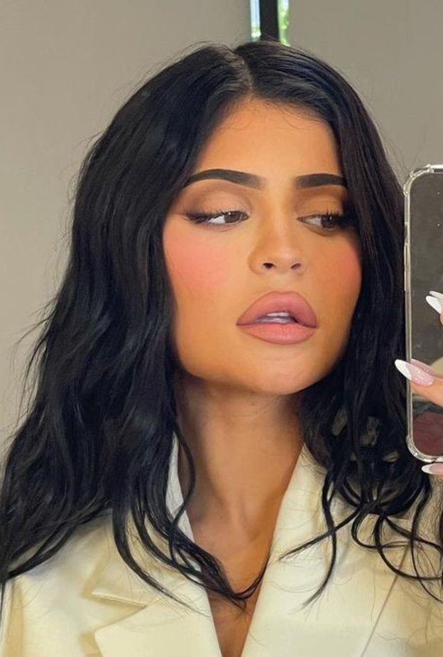 طرق طلاء الاظافر الجديدة من وحي مناكير كايلي جينر، الصورة من حسابها على انستغرام