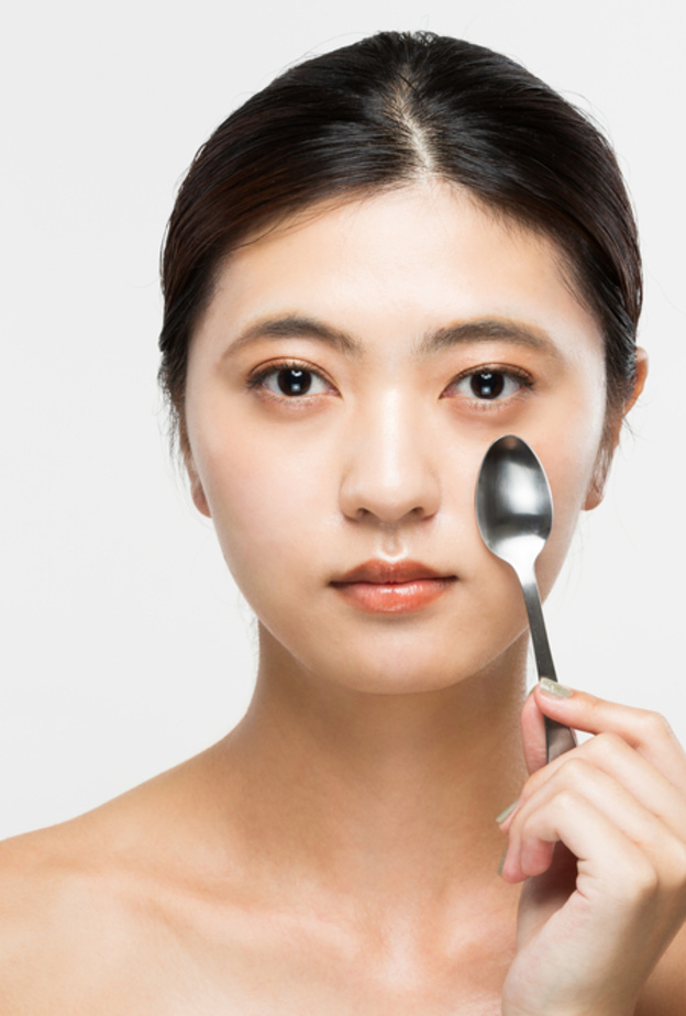 كيفية تدليك الوجه في المنزل وعلاج التجاعيد باستخدام الملعقة بالخطوات