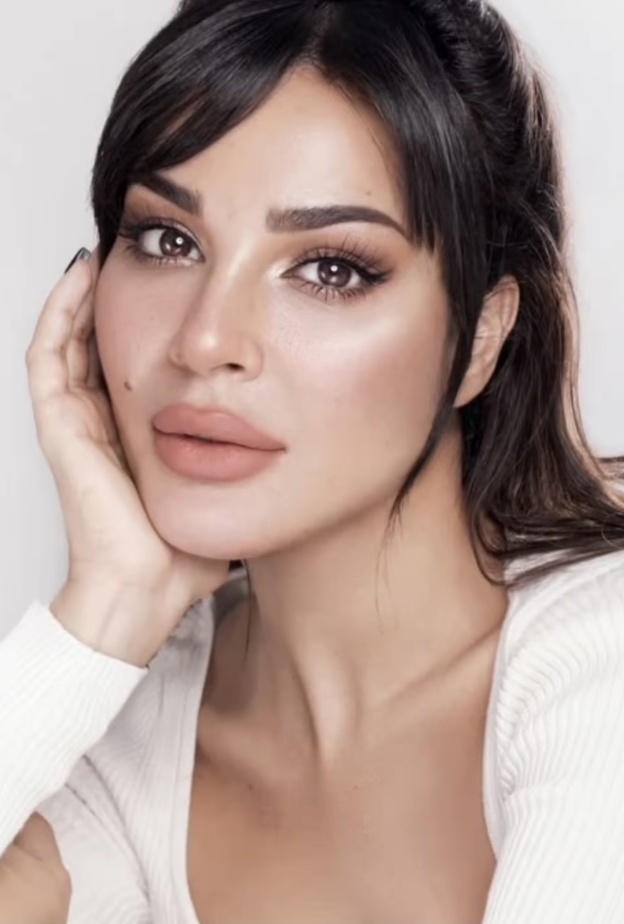 فيديو نادين نجيم بمكياج طبيعي ونصائح ذهبية لإخفاء حب الشباب وتكبير رسمة العين