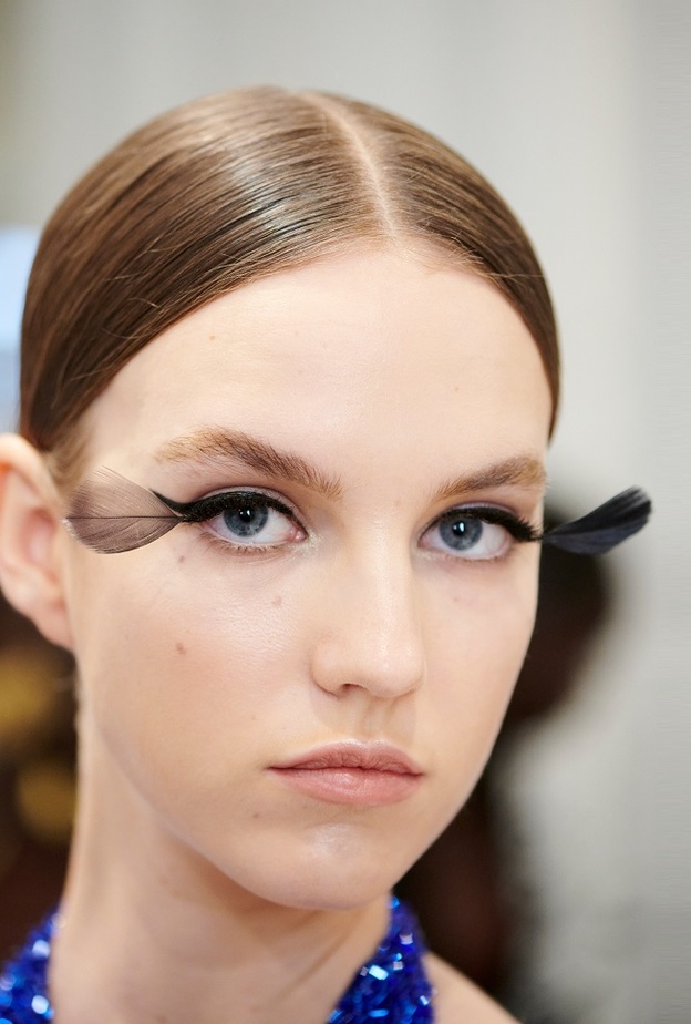 رسمات آيلاينر جديدة ومجنحة في عرض فالنتينو هوت كوتور 2022