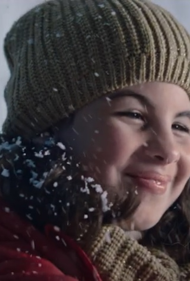 فيديو.. كلارا طفلة تختبر "البهجة بالقلب لا بالعين" ضمن "أجمل شتاء في العالم" بالإمارات 