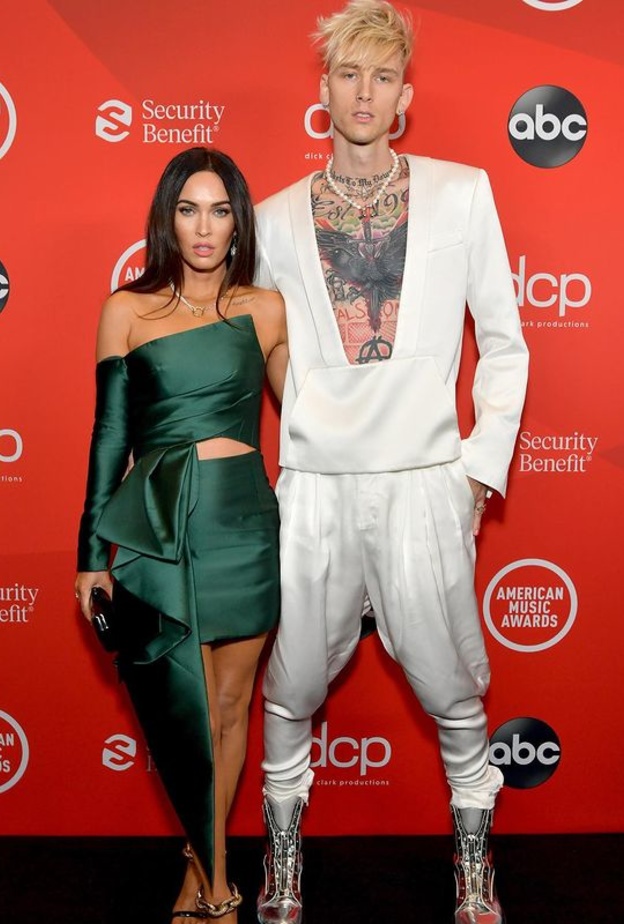 ميجان فوكس تعلن خطبتها لـ ماشين غان كيلي 