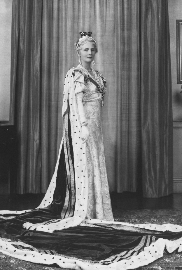 الأميرة أليس آخر حفيدة للملكة فيكتوريا ترتدي تاج Teck Ears of Wheat Tiara