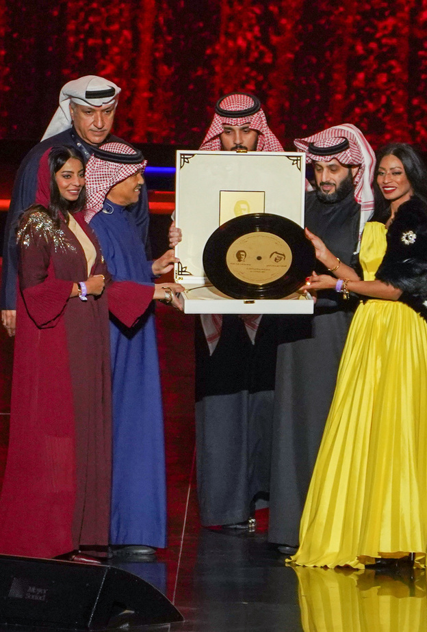 محمد عبده ينال شهادة "جينيس" من بوابة "الهولوغرام".. وتركي آل الشيخ يفاجئه على المسرح