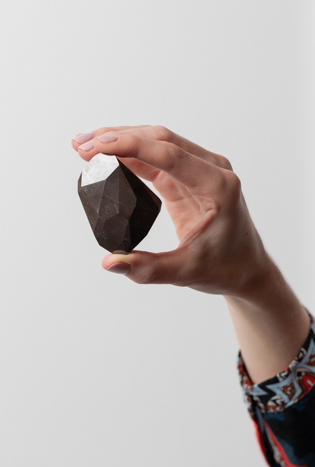 ماسة سوداء غامضة في مزاد Sotheby's