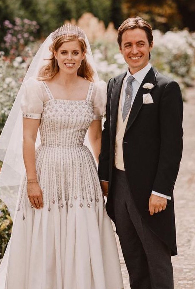 الأميرة بياتريس ابنة الأمير أندرو تتألق بتاج Mary's Fringe Tiara في حفل زفافها