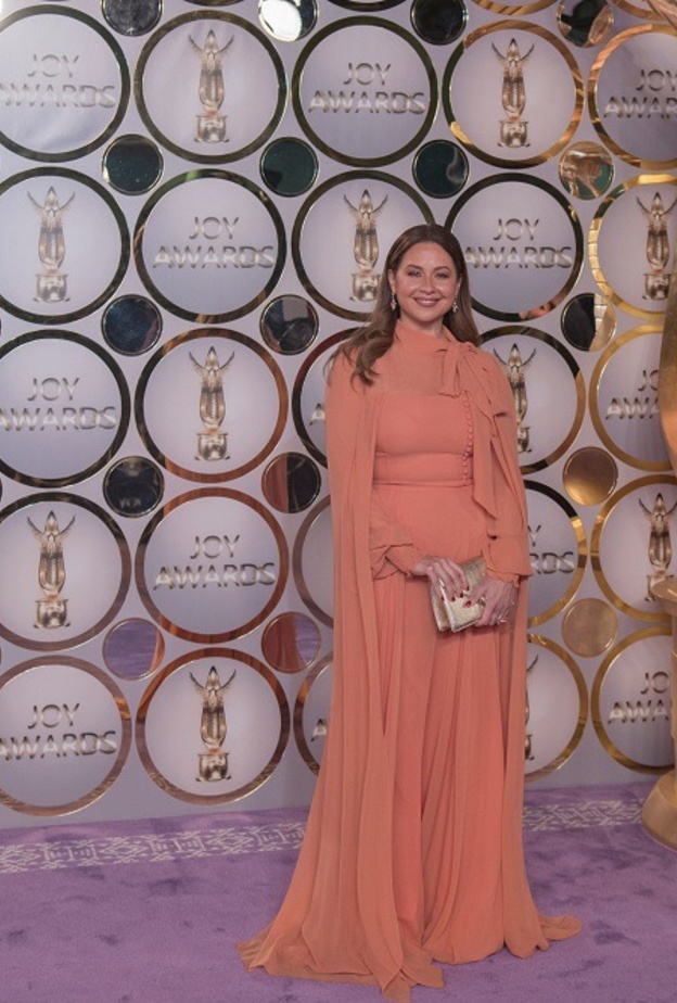 صيحة الكاب واللون الأسود يسيطران على فساتين النجمات في حفل JOY AWARDS