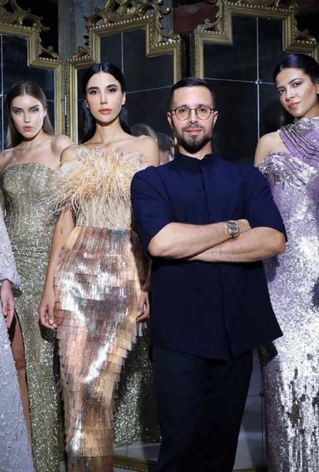 رامي قاضي يتوسط عارضات أزياء بفساتين مميّزة تحمل توقيعه