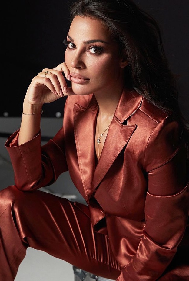 صيحات موسم شتاء 2022 بدلة رسمية باللّون الأحمر اللّافت من Michael Kors