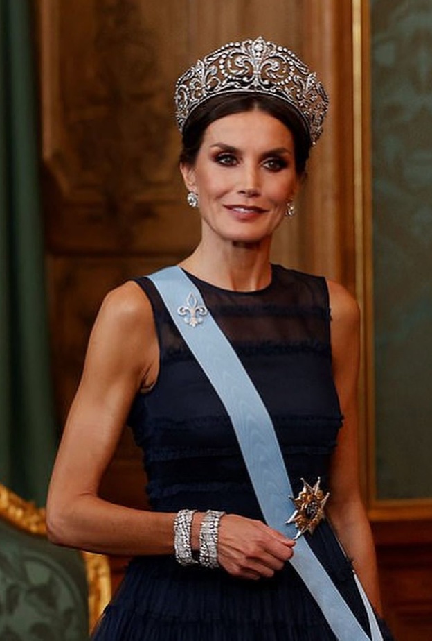 الملكة ليتيزيا تتألق بأجمل التيجان الملكية من مجموعة مجوهرات العائلة المالكة الإسبانية