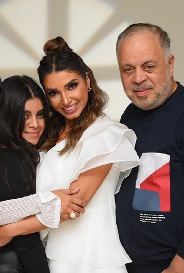 أشرف زكي وروجينا وابنتيهما