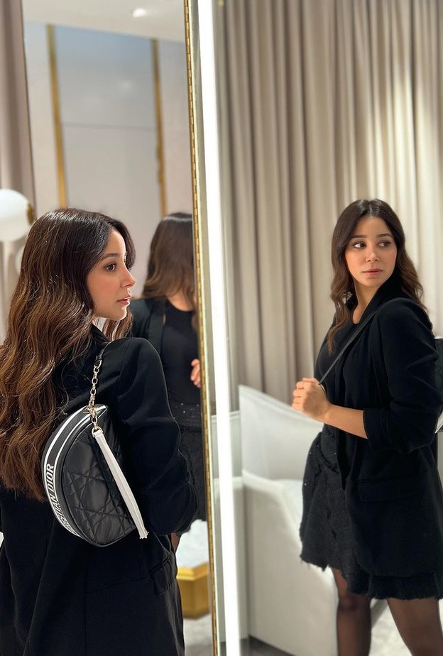 إطلالات أسيل عمران بالأسود بلوك كامل من دار Christian Dior العالمية