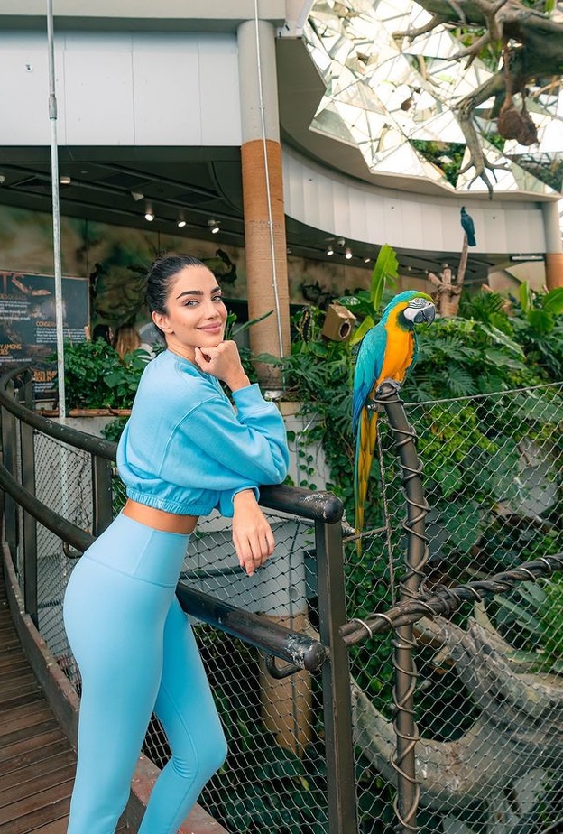 جيسيكا قهواتي بإطلالة مريحة لافتة بلونٍ رائع