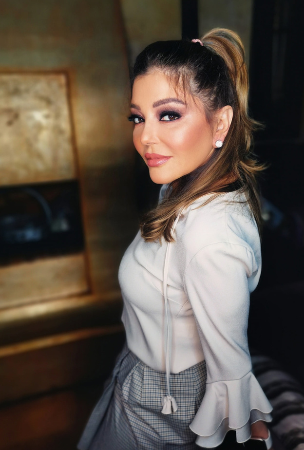 سميرة سعيد بأحدث اطلالة جمالية بدت فيها أصغر بسنوات احتفالاً بميلادها الـ 64