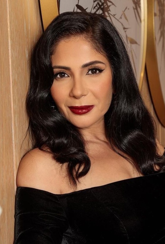 منى زكي تبهر الجمهور بإطلالتها الجمالية في عرض فيلم "اصحاب ولا أعز"