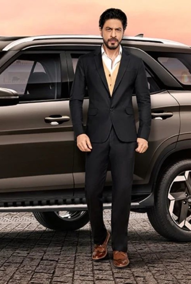 شاروخان يعود للإنستغرام للمرة الأولى منذ أزمة حبس ابنه الأكبر