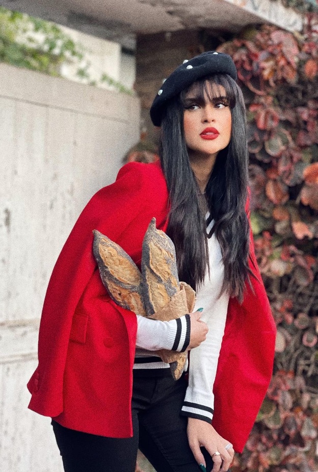 سلمى رشيد بإطلالة شتوية متشابهة مع أزياء ليلي كولينز في "Emily In Paris"