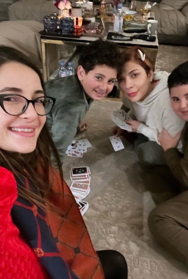  أصالة نصري تمضي أجواء شتوية دافئة برفقة عائلتها في المنزل