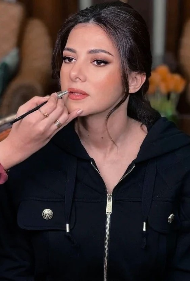 شاهدوا النجمات في كواليس تحضيرات إطلالاتهن الجمالية في حفل Joy Awards 