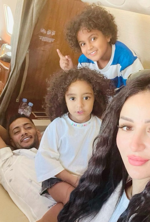محمد رمضان بصحبة زوجته وطفليه في الطائرة 