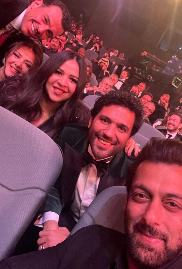 سلمان خان مع أسرة الراحل سمير غانم