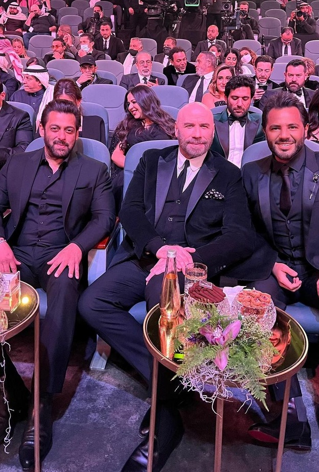 نيشان مع سلمان خان وجون ترافولتا 