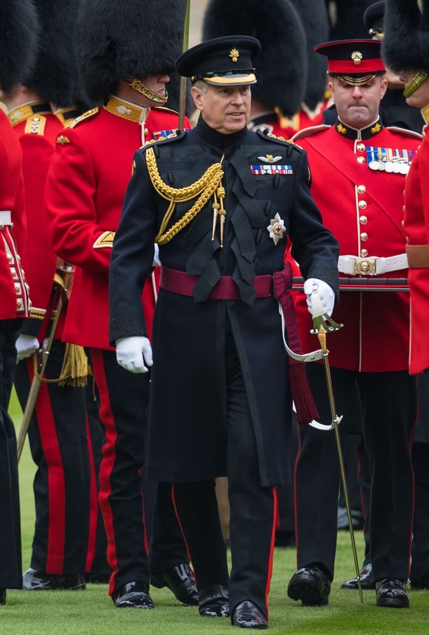 حرس غرينادير من أوائل المرحبين باستبعاد الأمير أندرو من الحياة الملكية