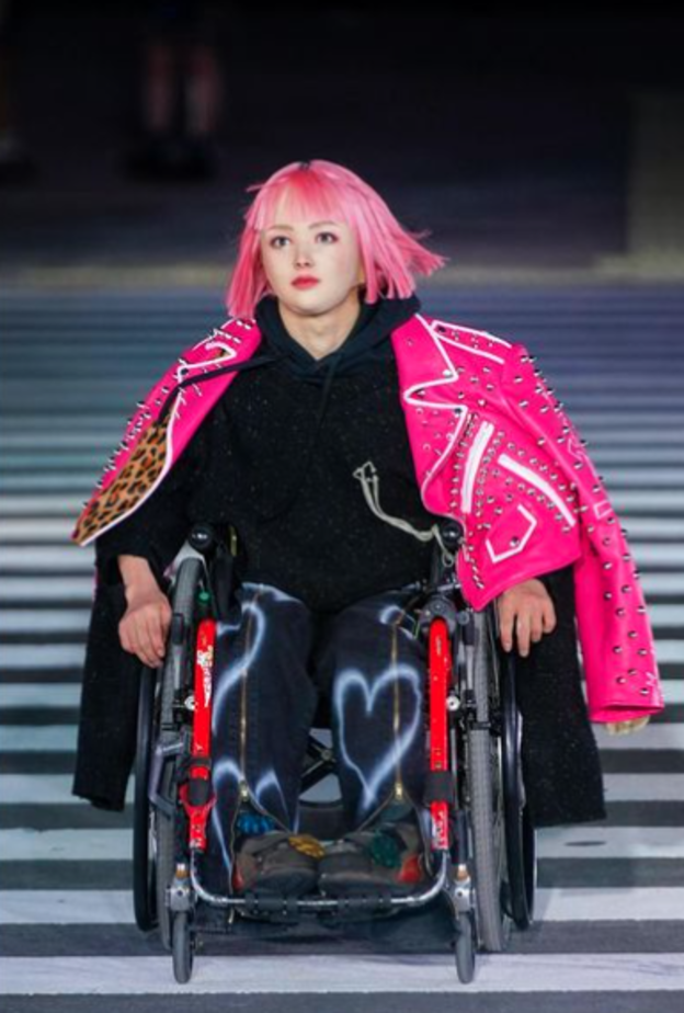 امتزاج العالم الافتراضي بالعالم الواقعي في عرض ازياء Doublet