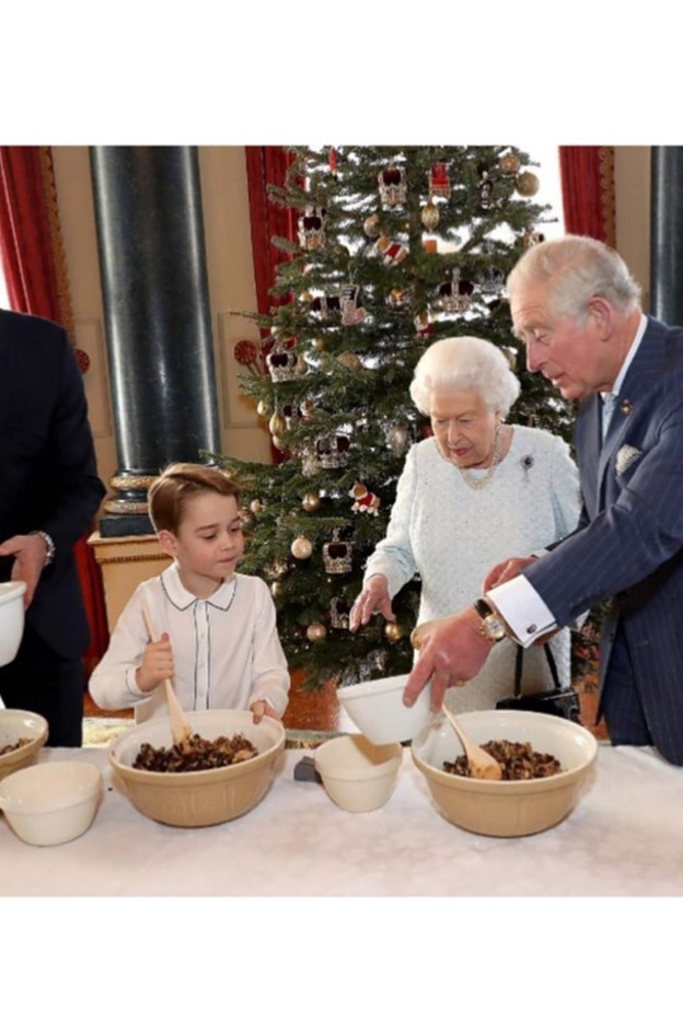 الملكة إليزابيث الثانية وورثة عرشها الأمير تشارلز والأمير ويليام والأمير جورج