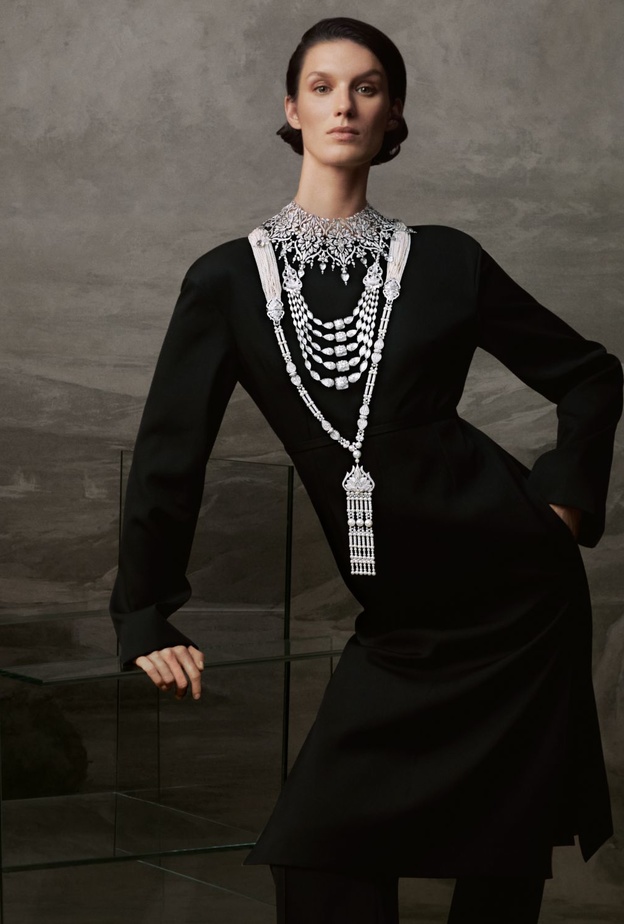 طقم المهاراني الجديدة  New Maharani  من ذهب أبيض ، ماس ، كريستال صخري.