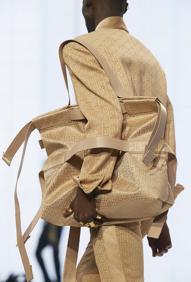 موديلات حقائب اليد الكبيرة من Balmain باللّون البيج