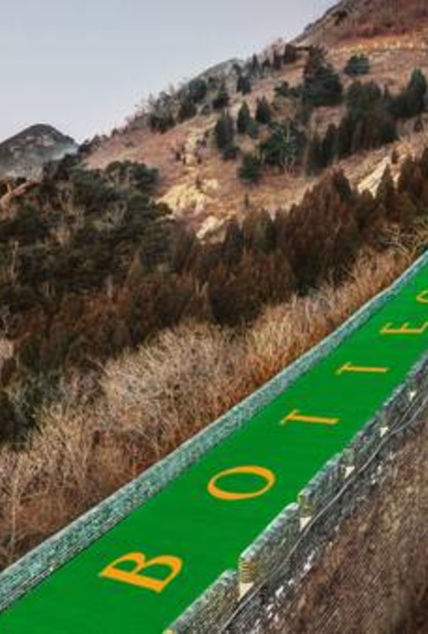 Bottega Veneta تستحوذ على سور الصين العظيم الصورة من موقع The Business of Fashion