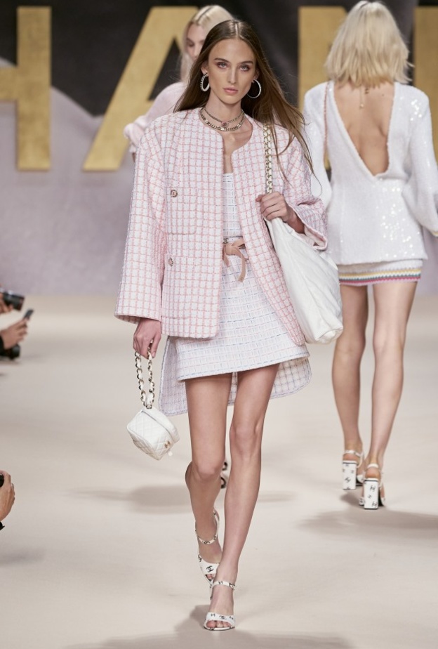 CHANEL نسّقت التنورة القصيرة باللون الأبيض مع الجاكيت الطويلة بنقشة الـGingham