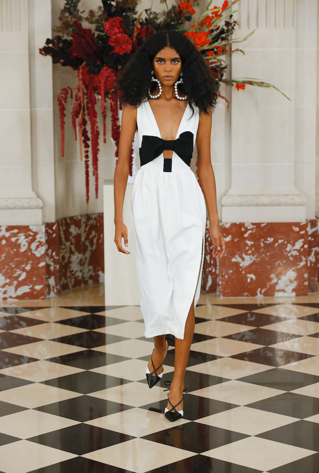 أفكار لتنسيق الاسود مع الابيض من عروض ازياء ربيع 2022