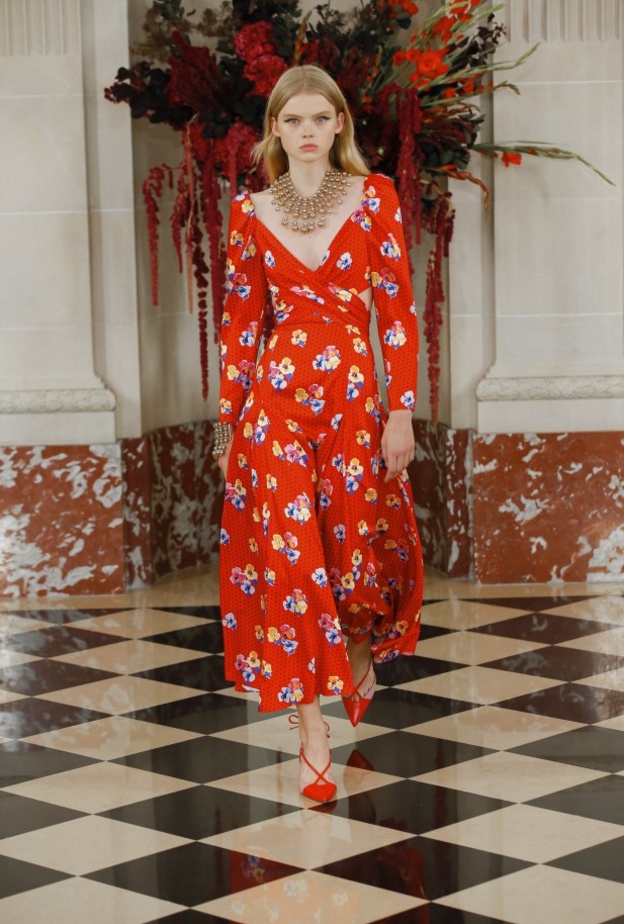 أحدث فساتين مطبعة بالورود وواسعة لإخفاء البطن في ربيع 2022