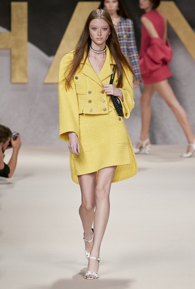 من ألوان ربيع وصيف 2022 الأصفر يحتل الصدارة بإطلالة لافتة من Chanel