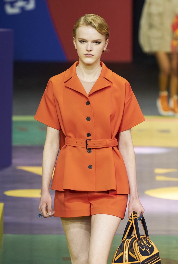 طرق تنسيق الشورت القصير بأسلوب البدلة من Christian Dior