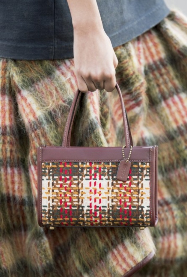 أفكار رائعة لتنسيق الحقائب التويد مع الملابس