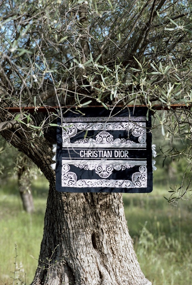 فيلم وثائقي حصري لدار "ديور" بعنوان The Greek Bar Jacket