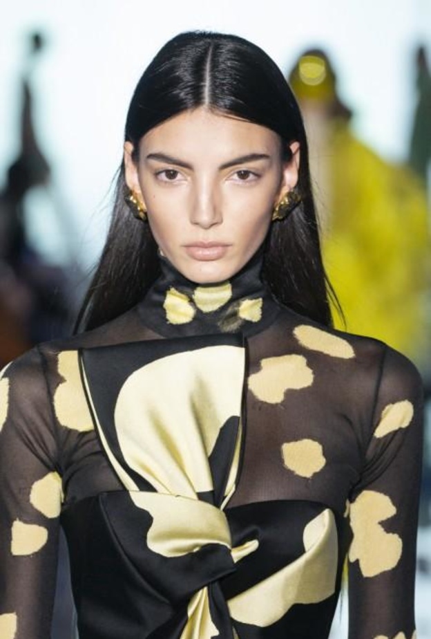 تسريحات مميزة ومالسة لإطلالة طبيعية مع بداية العام الجديد 2022