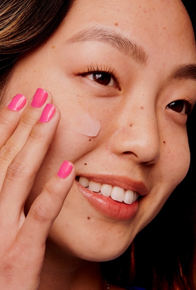 مستحضرا ماكياج لإعداد الوجه قبل الماكياج لتبدئي 2022 بإشراقة من Benefit Cosmetics