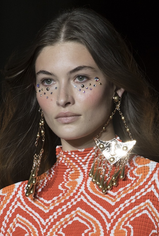 احمر الخدود لبشرة متوردة في الربيع - عارضة دار Etro